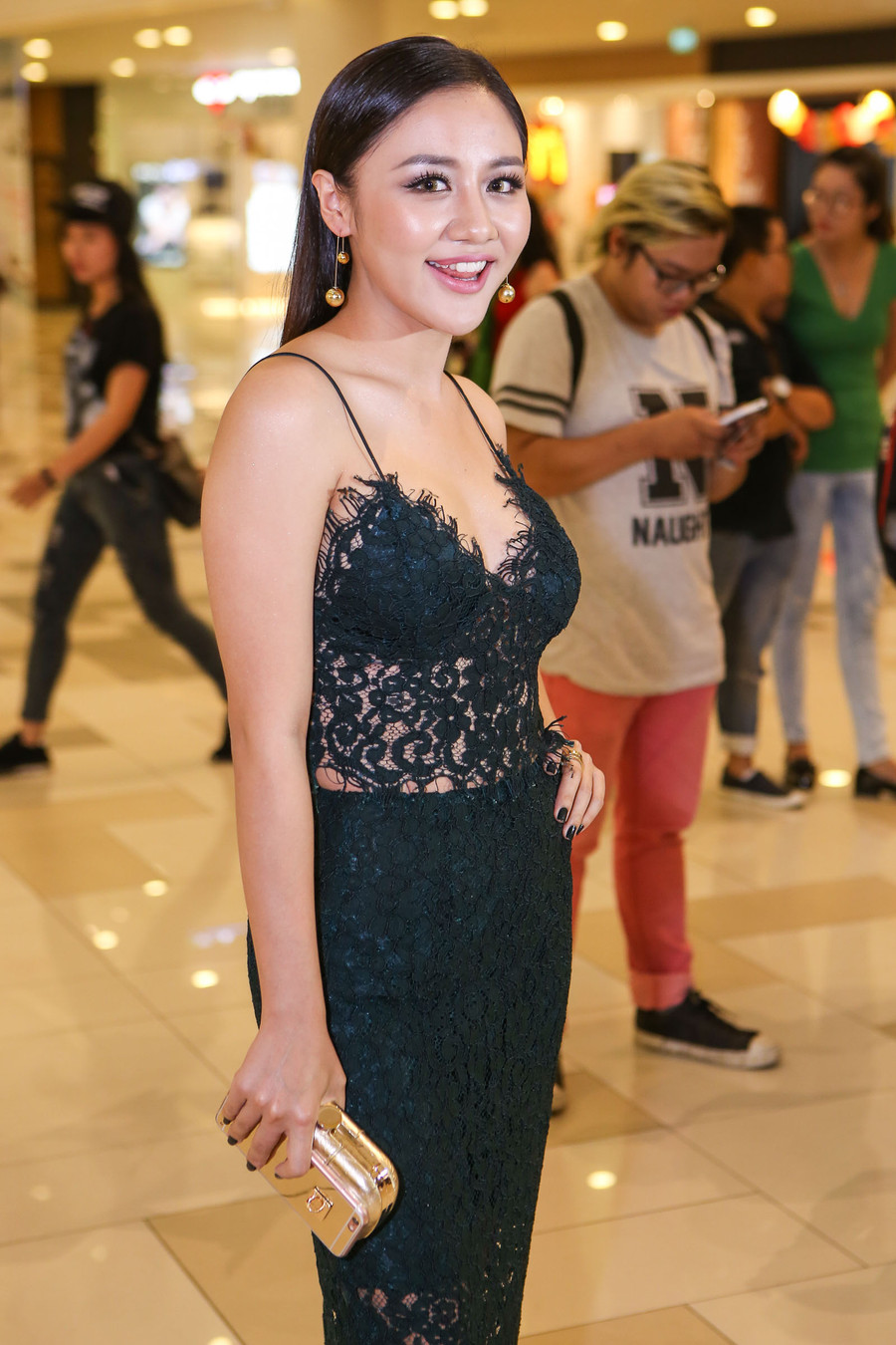 Trong khi đó, Văn Mai Hương gây ấn tượng với trang phục ren gợi cảm, hợp xu hướng.