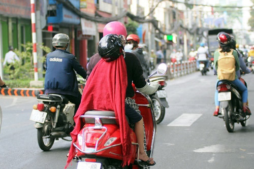 "Đốt mình" giữa nắng nóng gần 40 độ mưu sinh giữa Sài Gòn ảnh 39 "Đốt mình" giữa nắng nóng gần 40 độ mưu sinh giữa Sài Gòn - 5