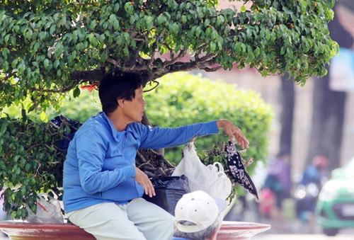 "Đốt mình" giữa nắng nóng gần 40 độ mưu sinh giữa Sài Gòn ảnh 42 "Đốt mình" giữa nắng nóng gần 40 độ mưu sinh giữa Sài Gòn - 6