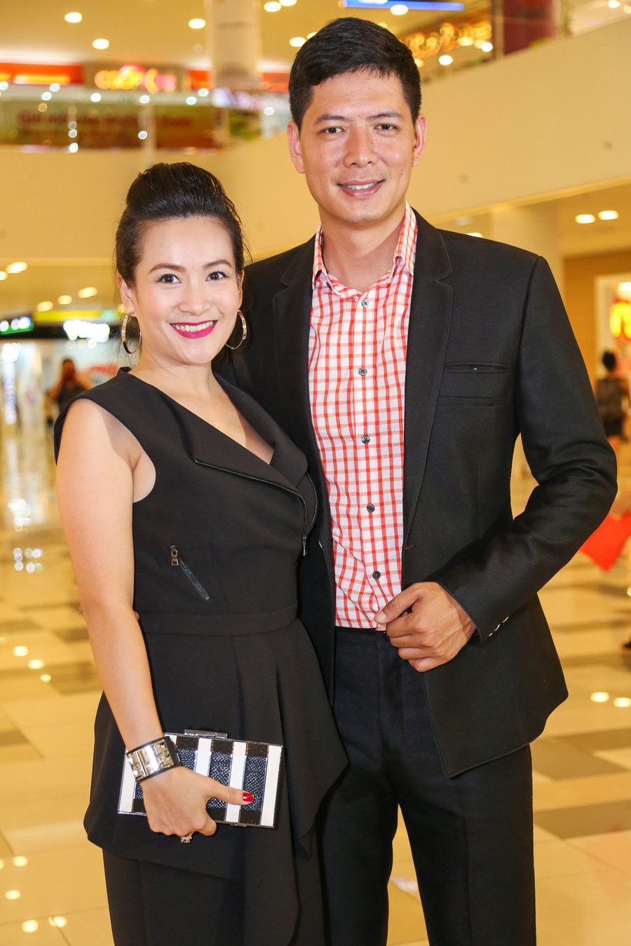 Vợ chồng Bình Minh - Anh Thơ tay trong tay hạnh phúc, dự buổi công chiếu đầu tiên của Truy sát tại TP HCM.