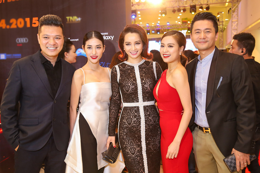 Đạo diễn Cường Ngô chụp ảnh cùng Mai Thu Huyền, Hoàng Thùy Linh, Trương Minh Cường.