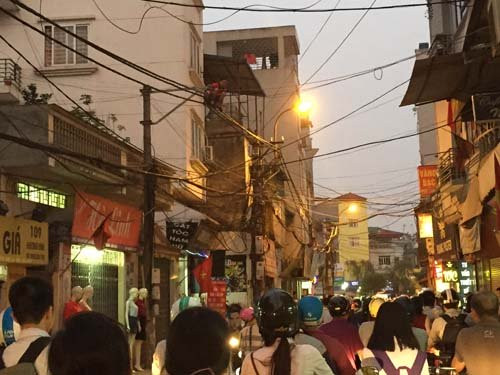 hn: dan mang chan “hung” thanh nien ngoi tren day dien hinh anh 4