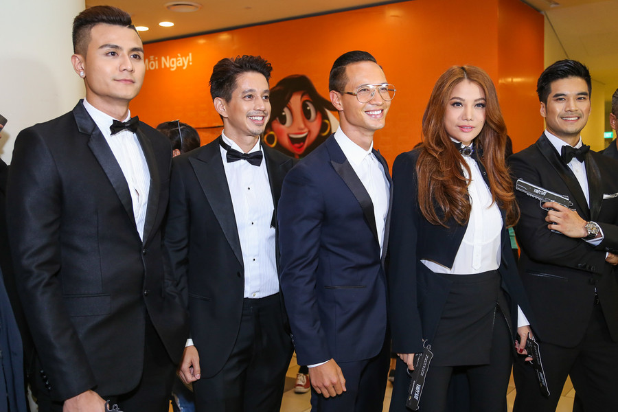 Dà diễn viên phim Truy sát gồm Vĩnh Thụy, Marcus Guilhem , Trương Ngọc Ánh, Thiên Nguyễn (từ trái sang) cùng diện trang phục tông đen trắng đồng bộ.