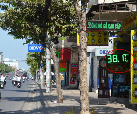 "Đốt mình" giữa nắng nóng gần 40 độ mưu sinh giữa Sài Gòn ảnh 93 "Đốt mình" giữa nắng nóng gần 40 độ mưu sinh giữa Sài Gòn - 23