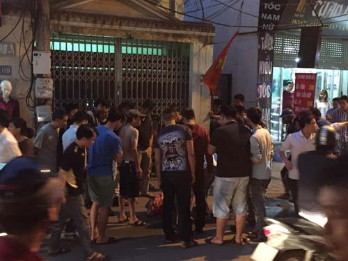 hn: dan mang chan “hung” thanh nien ngoi tren day dien hinh anh 3