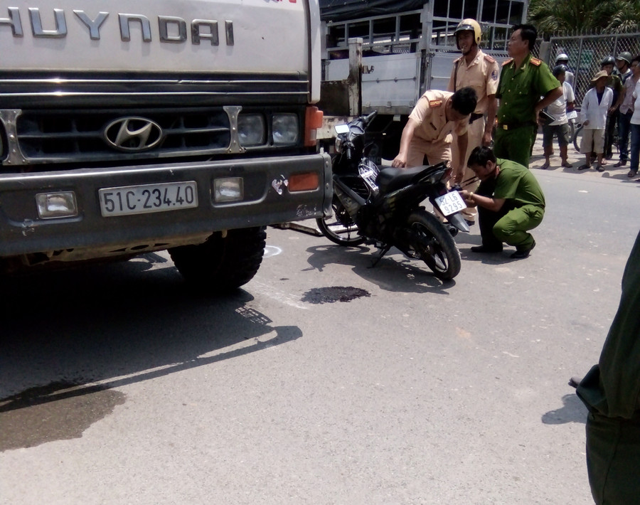 Hiện trường vụ xe ben cán chết thiếu úy Lộc. Ảnh: CTV Hiện trường vụ xe ben cán chết thiếu úy Lộc. Ảnh: CTV