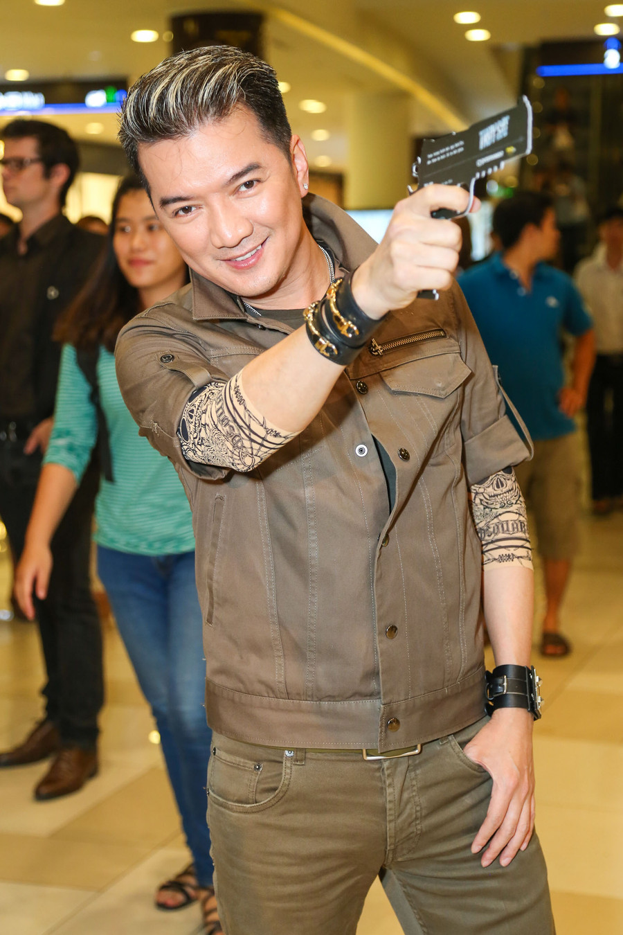 Đàm Vĩnh Hưng diện "cây denim" cá tính khi đến ủng hộ phim có sự tham gia của Trương Ngọc Ánh. Nam ca sĩ tạo dáng bắt chước hình ảnh các diễn viên trong poster.