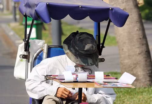 "Đốt mình" giữa nắng nóng gần 40 độ mưu sinh giữa Sài Gòn - 10