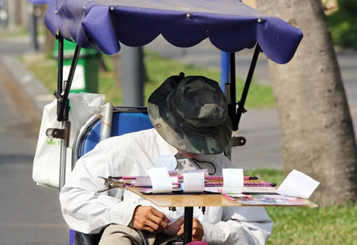 "Đốt mình" giữa nắng nóng gần 40 độ mưu sinh giữa Sài Gòn ảnh 54 "Đốt mình" giữa nắng nóng gần 40 độ mưu sinh giữa Sài Gòn - 10