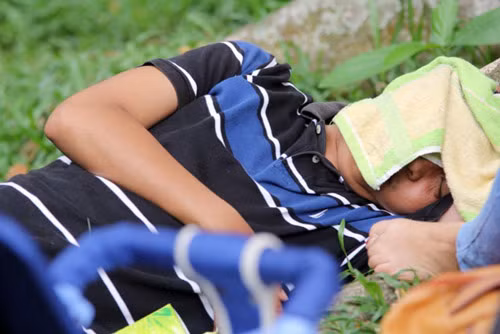 "Đốt mình" giữa nắng nóng gần 40 độ mưu sinh giữa Sài Gòn - 7