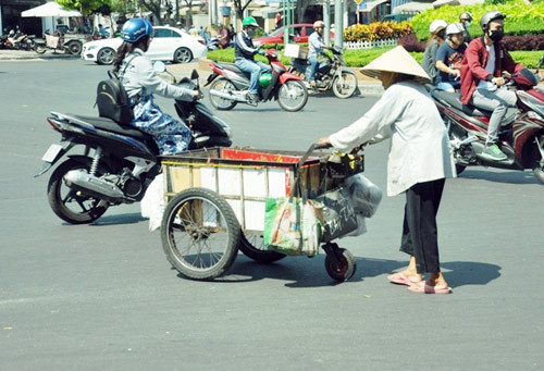 "Đốt mình" giữa nắng nóng gần 40 độ mưu sinh giữa Sài Gòn ảnh 57 "Đốt mình" giữa nắng nóng gần 40 độ mưu sinh giữa Sài Gòn - 11