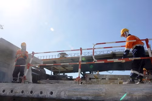 "Đốt mình" giữa nắng nóng gần 40 độ mưu sinh giữa Sài Gòn - 13