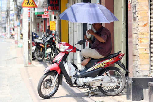 "Đốt mình" giữa nắng nóng gần 40 độ mưu sinh giữa Sài Gòn ảnh 60 "Đốt mình" giữa nắng nóng gần 40 độ mưu sinh giữa Sài Gòn - 12