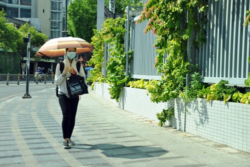 "Đốt mình" giữa nắng nóng gần 40 độ mưu sinh giữa Sài Gòn ảnh 51 "Đốt mình" giữa nắng nóng gần 40 độ mưu sinh giữa Sài Gòn - 9