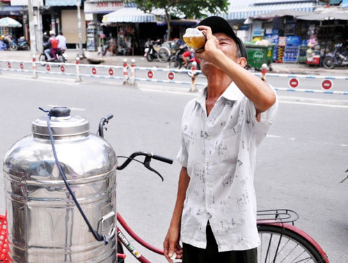 "Đốt mình" giữa nắng nóng gần 40 độ mưu sinh giữa Sài Gòn ảnh 78 "Đốt mình" giữa nắng nóng gần 40 độ mưu sinh giữa Sài Gòn - 18