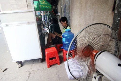 "Đốt mình" giữa nắng nóng gần 40 độ mưu sinh giữa Sài Gòn ảnh 66 "Đốt mình" giữa nắng nóng gần 40 độ mưu sinh giữa Sài Gòn - 14