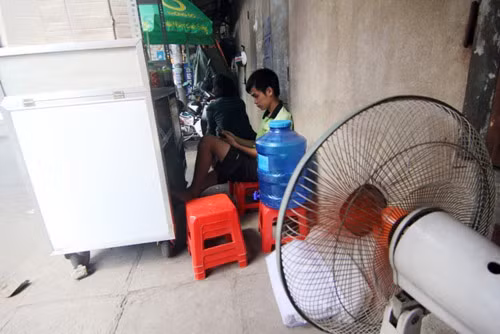 "Đốt mình" giữa nắng nóng gần 40 độ mưu sinh giữa Sài Gòn - 14