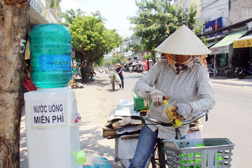 "Đốt mình" giữa nắng nóng gần 40 độ mưu sinh giữa Sài Gòn ảnh 81 "Đốt mình" giữa nắng nóng gần 40 độ mưu sinh giữa Sài Gòn - 19