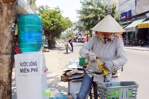 "Đốt mình" giữa nắng nóng gần 40 độ mưu sinh giữa Sài Gòn - 19