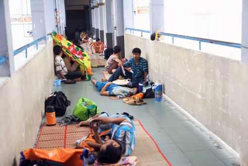 "Đốt mình" giữa nắng nóng gần 40 độ mưu sinh giữa Sài Gòn - 20