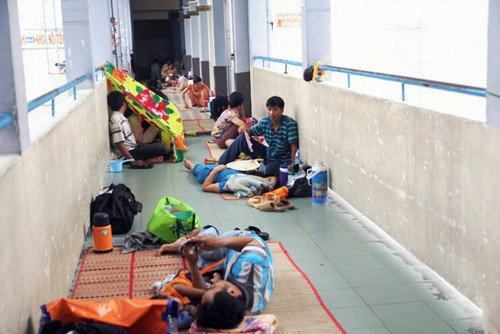 "Đốt mình" giữa nắng nóng gần 40 độ mưu sinh giữa Sài Gòn ảnh 84 "Đốt mình" giữa nắng nóng gần 40 độ mưu sinh giữa Sài Gòn - 20