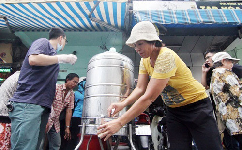 "Đốt mình" giữa nắng nóng gần 40 độ mưu sinh giữa Sài Gòn ảnh 75 "Đốt mình" giữa nắng nóng gần 40 độ mưu sinh giữa Sài Gòn - 17