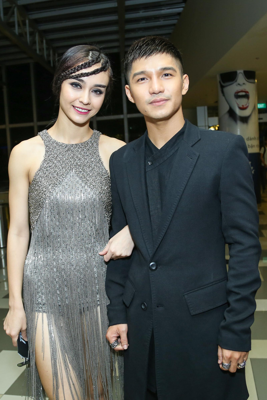 MLee diện đầm tua rua quyến rũ cùng bạn trai Cường Seven dự sự kiện ra mắt phim.