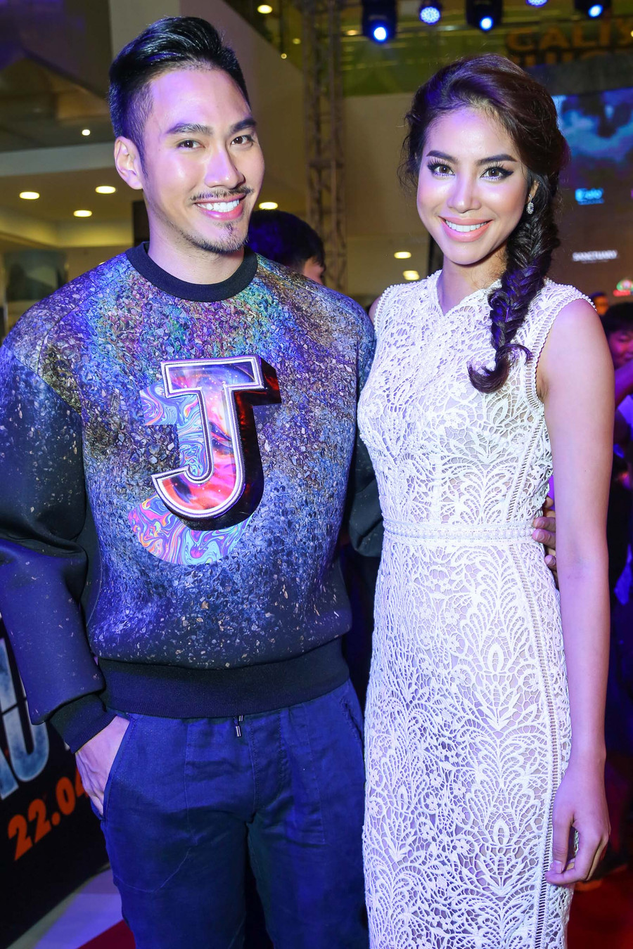 Nhà thiết kế Lý Quý Khánh diện trang phục năng động cùng Phạm Hương đến thưởng thức phim mới của đạo diễn Cường Ngô. Hoa hậu Hoàn vũ Việt Nam quyến rũ trong bộ đầm ren trắng ôm dáng.