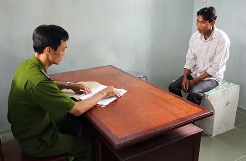 Tạm giữ người chồng vì giận vợ ném con gái 6 tháng tuổi vào đống lửa