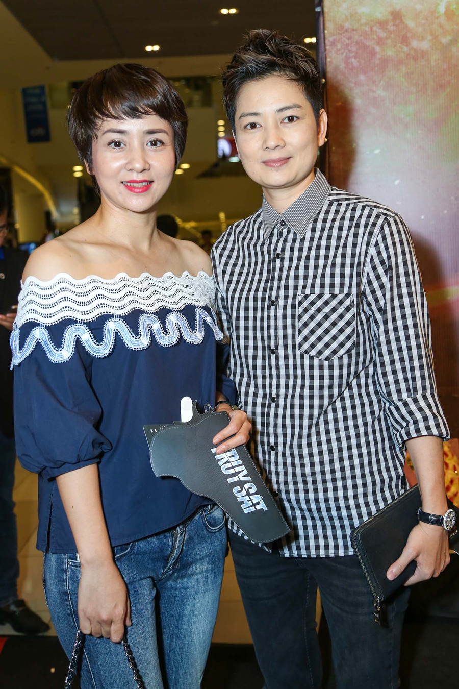 Chị em Thúy Hiền - Thúy Vinh ăn vận đơn giản, năng động tham dự buổi công chiếu đầu tiên của Truy sát.