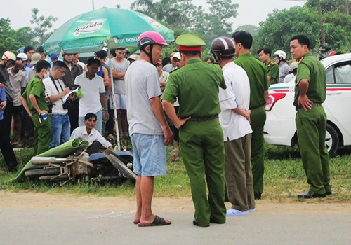 Va chạm với taxi, người đàn ông bị kéo lê gần 20 m