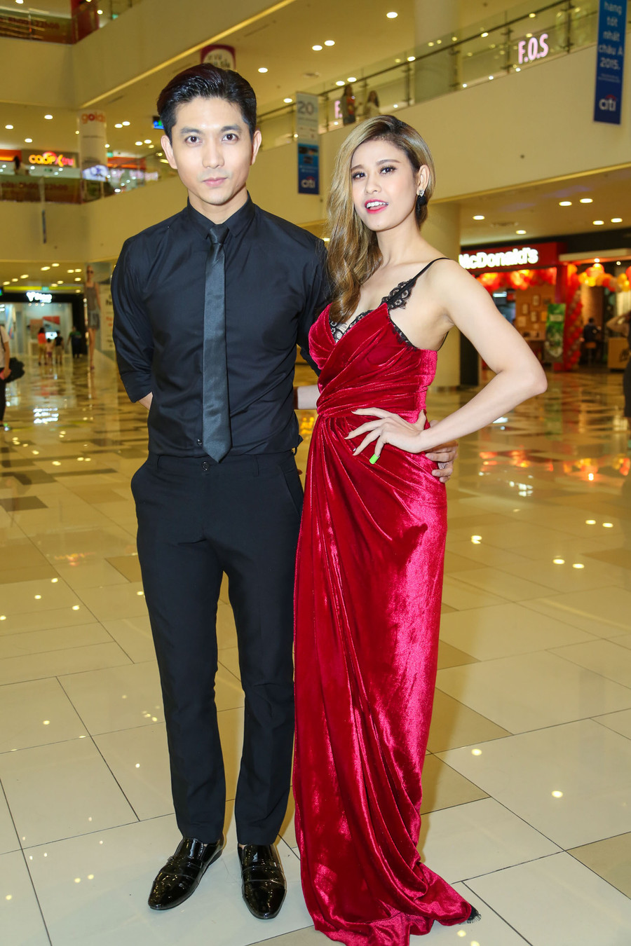 Trương Quỳnh Anh diện đầm dạ hội nhung màu rượu chát, đẹp đôi bên ông xã Tim. Cặp đôi hào hứng chờ đón phim mới của đàn anh thân thiết.