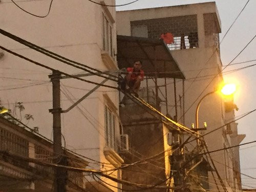 hn: dan mang chan “hung” thanh nien ngoi tren day dien hinh anh 1