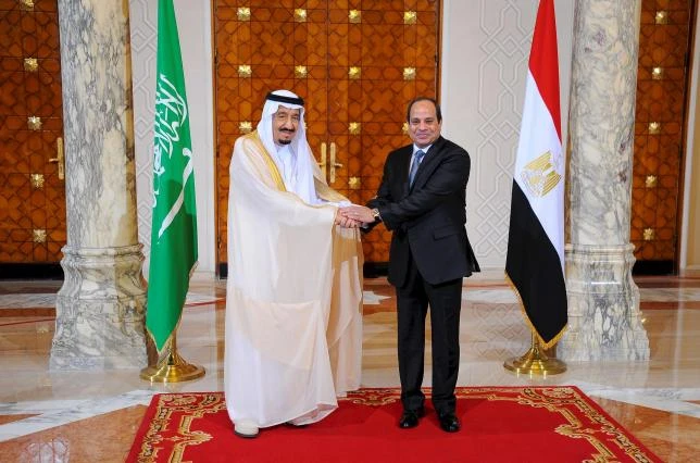 Quốc vương Salman (trái) bắt tay Tổng thống Abdel Fattah al-Sisi trong cuộc hội đàm ở thủ đô Cairo (Ai Cập) ngày 7/4. Ảnh: Reuters