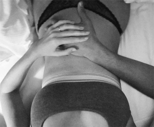 "Thiên thần nội y sexy nhất" mặc bikini khoe bụng bầu