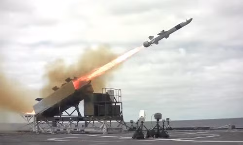 Tên lửa NSM khai hỏa trong lần thử nghiệm trên tàu USS Coronado. Ảnh: US Navy tau-chien-dau-ven-bien-my-them-nanh-vuot-voi-ten-lua-diet-ham-moi-1