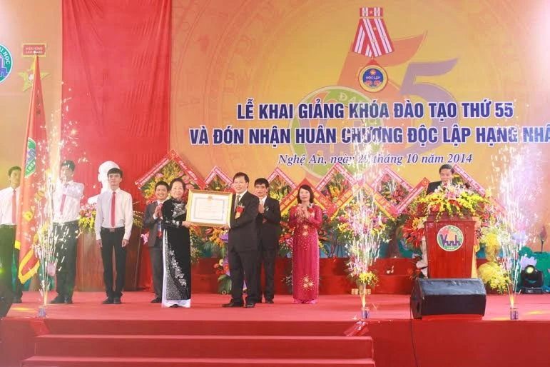 Trường ĐH Vinh đón Huân chương Độc lập hạng Nhất trong ngày khai giảng