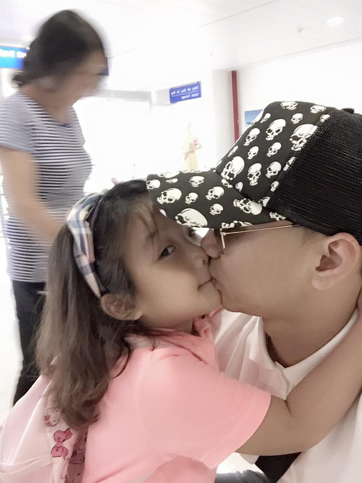 Nụ hôn ngọt ngào của 2 bố con. me