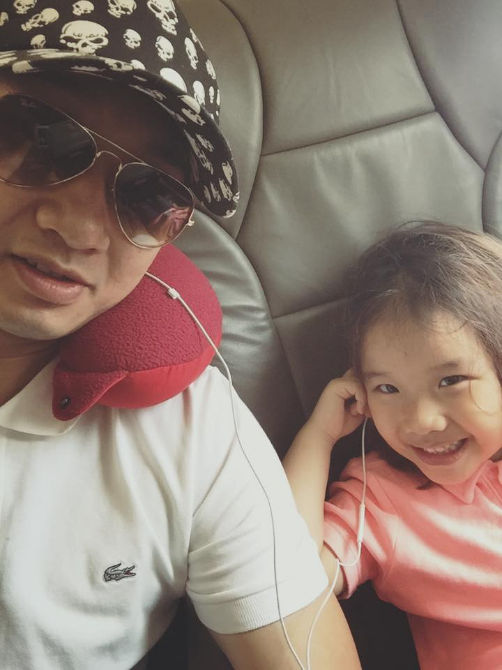 Cô bé hồn nhiên nghe nhạc cùng bố. me