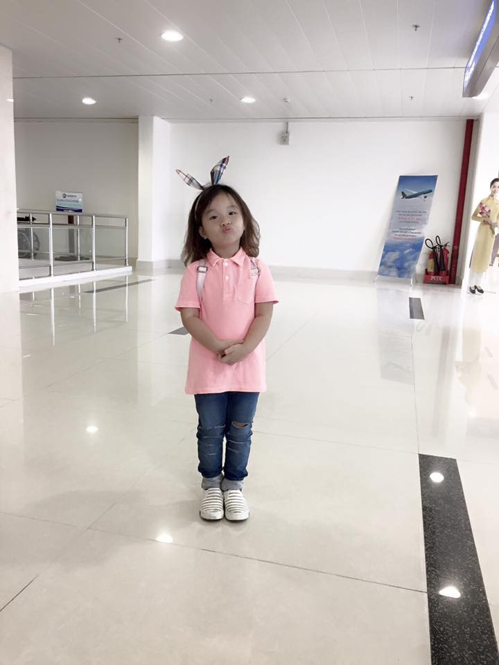 Cô bé Vi An tạo dáng rất đáng yêu. me