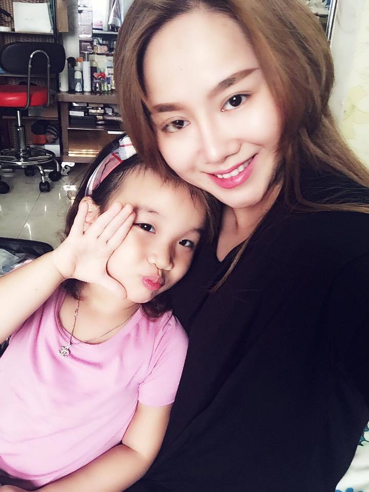 Vi An tạo dáng đáng yêu bên mẹ. me