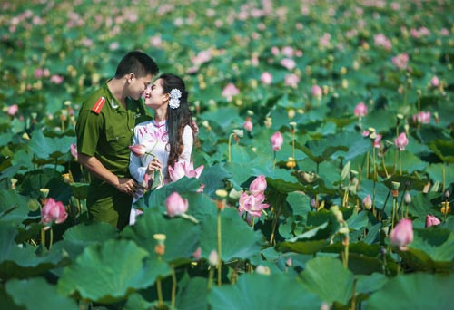 Chuyện tình lãng mạn của chàng công an si tình ảnh 4 Chuyện tình lãng mạn của chàng công an si tình - 5