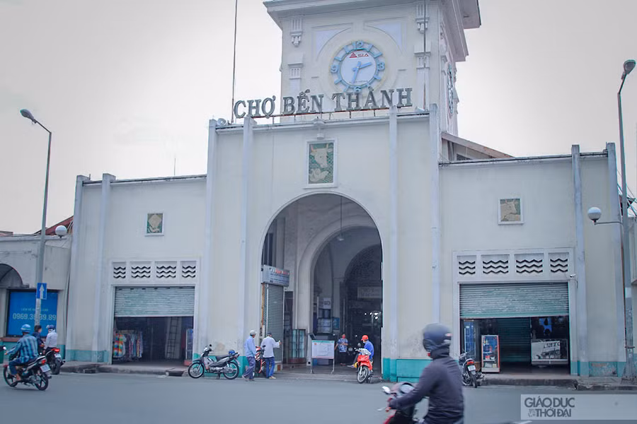 Là một trong những điểm thu hút du khách trong và ngoài nước, chợ Bến Thành giờ đây đang dần vắng khách vì ảnh hưởng của dịch