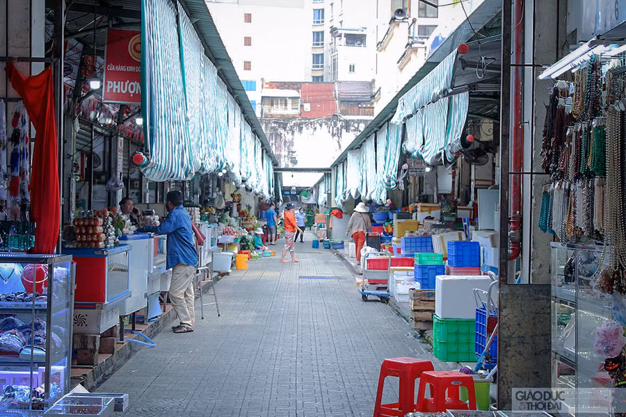 Có những thời điểm, người bán thậm chí còn nhiều hơn người đến tham quan, mua sắm