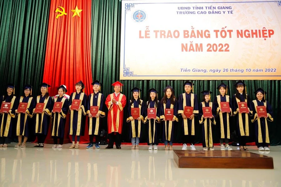 Trao bằng tốt nghiệp cho các tân khoa.