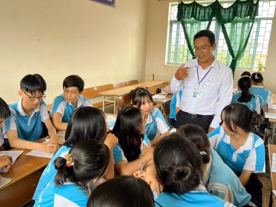 Thầy Lý Thường Kiệt luôn gần gũi, động viên, chia sẻ với các em học sinh.