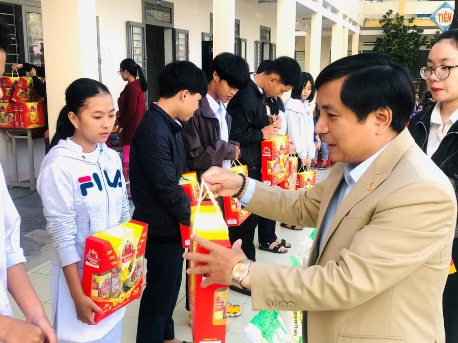 Ông Đinh Lương Y - Giám đốc Trung tâm GDTX số 2 Đà Nẵng trao quà Tết cho học sinh.