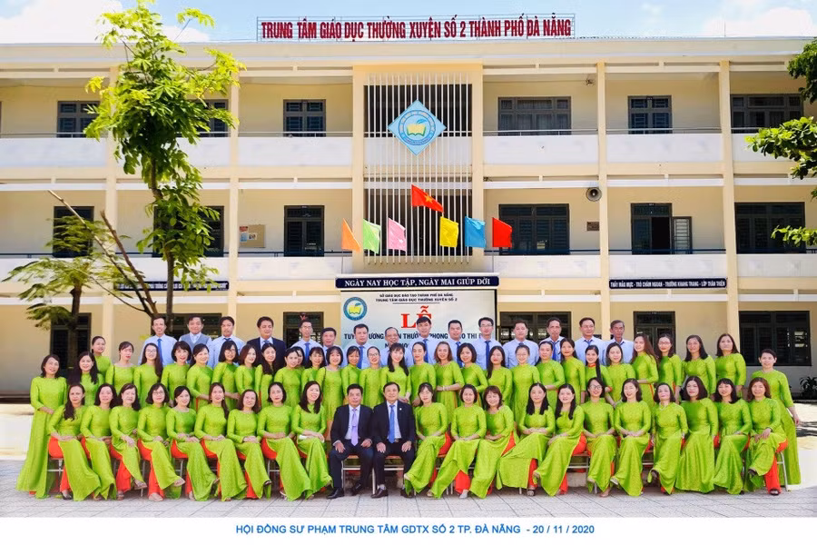 Tập thể cán bộ, giáo viên, nhân viên Trung tâm GDTX số 2 Đà Nẵng. 