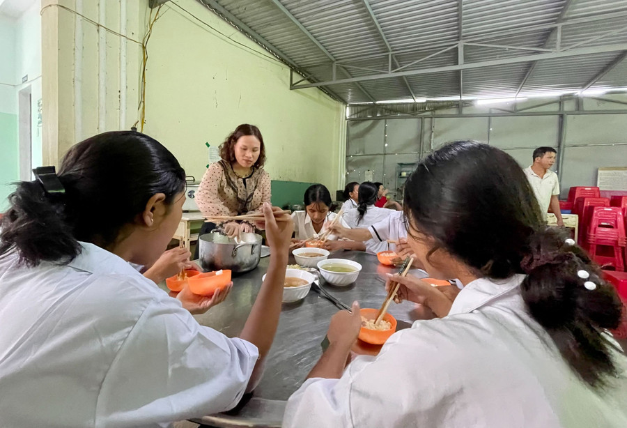 Thầy cô Trường THCS Đăk Ruồng thay cha mẹ chăm lo cho học sinh bán trú. Ảnh: Dung Nguyễn Thầy cô Trường THCS Đăk Ruồng thay cha mẹ chăm lo cho học sinh bán trú. Ảnh: Dung Nguyễn