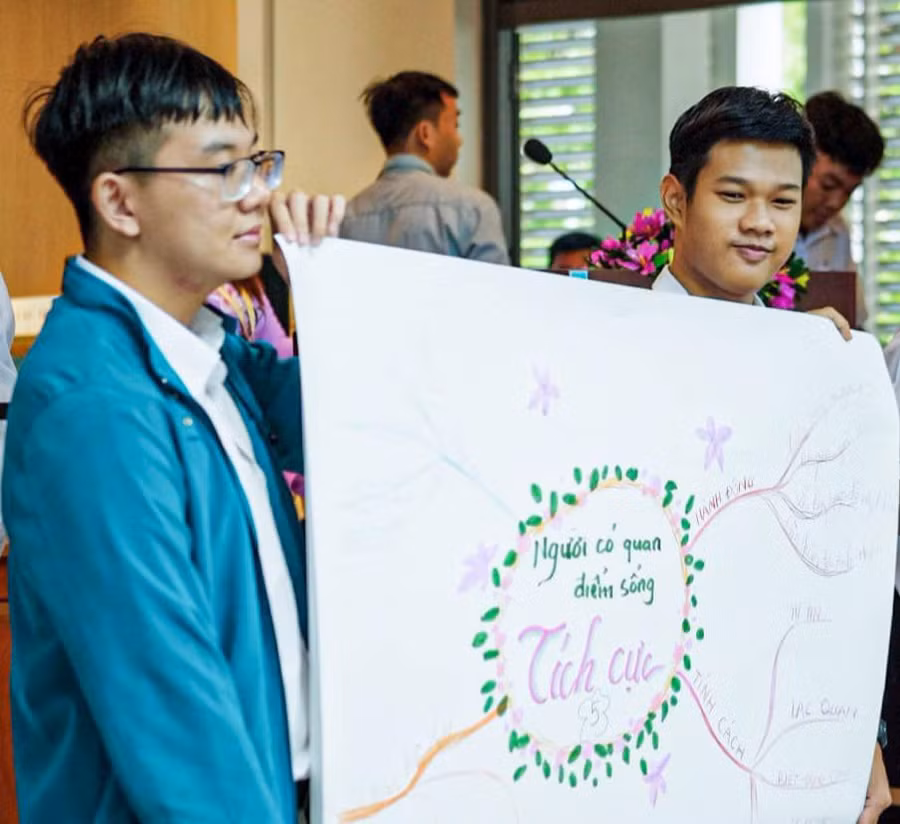 Học sinh Trường THPT Phan Châu Trinh (TP Đà Nẵng) tham gia sinh hoạt CLB Kỹ năng phục vụ các chuyên đề đổi mới học tập như sử dụng sơ đồ tư duy, biểu diễn tiểu phẩm… Ảnh: NTCC